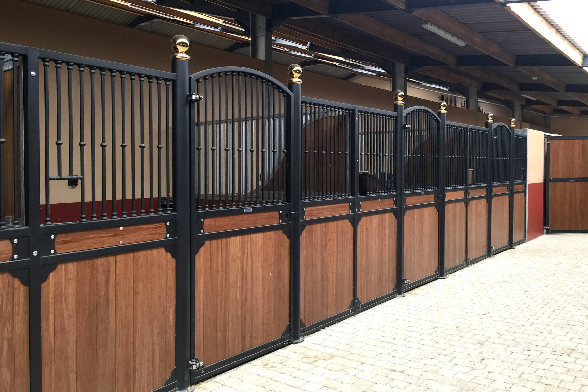 https://www.smulders.pl/wp-content/uploads/2019/03/f004_internal-stables_windsor_doors_windows_barn-doors_PRSH_SMULDERS_PL.jpg