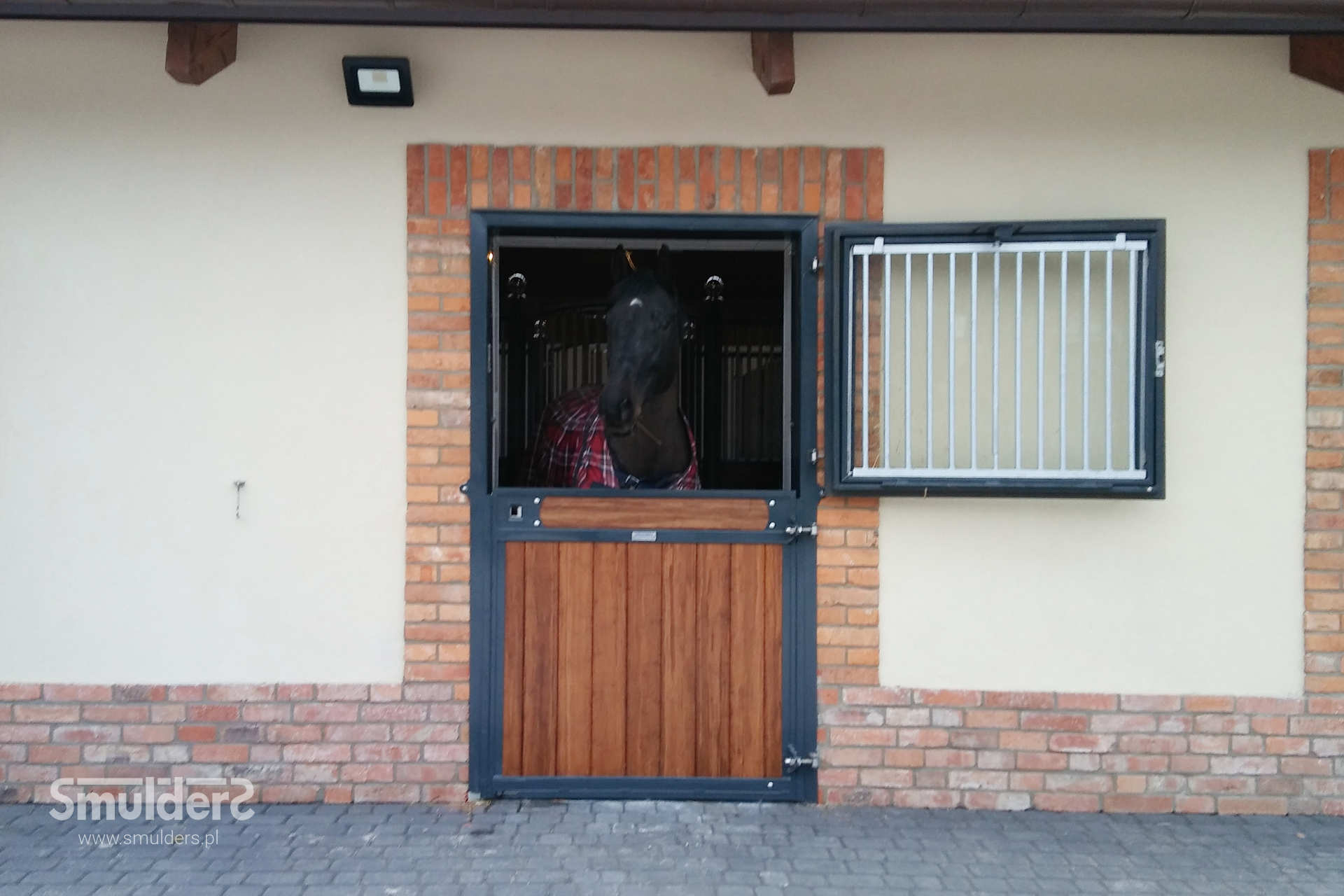 https://www.smulders.pl/wp-content/uploads/2019/03/f006_internal-stables_windsor_barn-door_door_windows_LAN_SMULDERS_PL.jpg